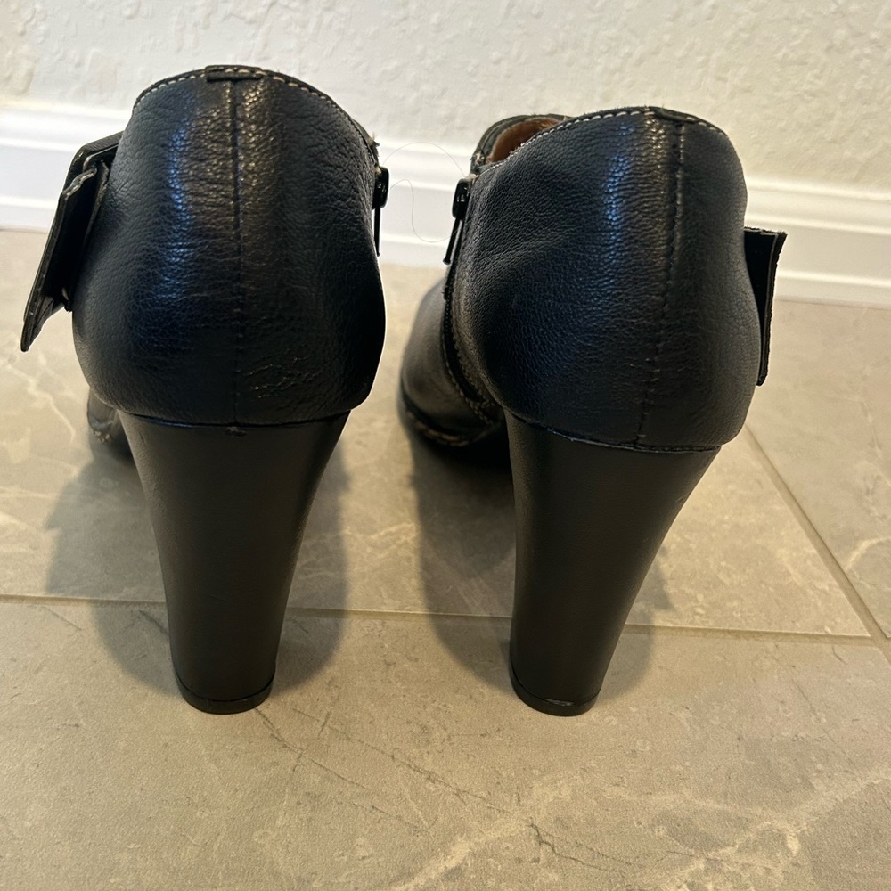 Söfft Women's Willa Black Leather
Heeled Side Zip Ankle Bootie - Picture 7 of 13